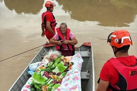 Idosa de 95 anos e filha s�o resgatadas de alagamento em barco 