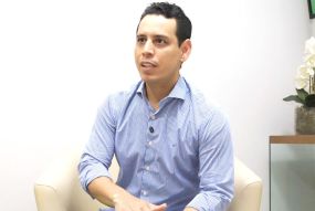 Secret�rio se exonera horas antes de ser acusado de ass�dio