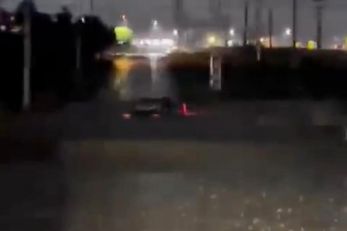 Policiais resgatam fam�lia em carro submerso durante chuva em MT