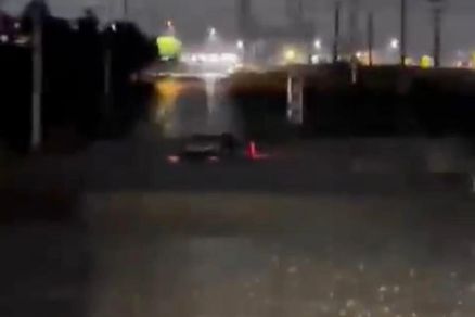 Fam�lia ficou presa em uma caminhonete submersa durante uma forte chuva 