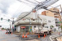 Opera��o retira fios na Isaac P�voas; previs�o � de 1,5 tonelada