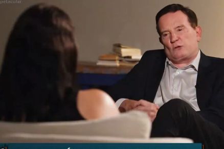 Roberto Cabrini durante entrevista com jovem que denunciou estupro em delegacia 