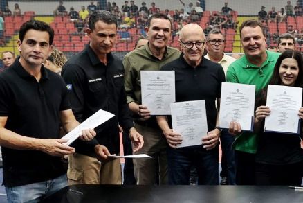 O deputado federal Juarez Costa, o vice-governador Otaviano Pivetta e outros pol�ticos durante visitas no interior do Estado