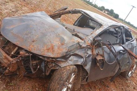 Ve�culo Toyota Corolla capotado no km 73 da rodovia MT-423, em Cl�udia, onde ocorreu a tentativa de feminic�dio