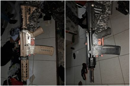 Dois fuzis foram apreendidos na a��o, al�m de rev�lveres, pistola e muni��es