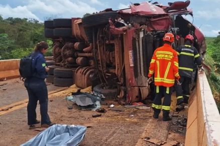 Peritos da Politec realizam trabalho de investiga��o no local da colis�o