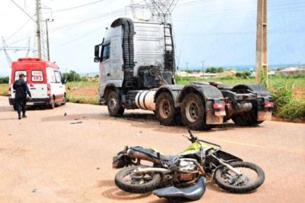 Caminh�o trator Volvo envolvido na colis�o com a motocicleta na tarde desta quinta-feira (12)