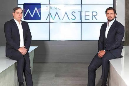 O dono do banco Master, Daniel Vorcaro (� direita), e o ent�o s�cio e respons�vel pelo varejo, Augusto Lima