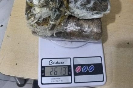 Por��es de maconha e pasta base de coca�na foram apreendidas 