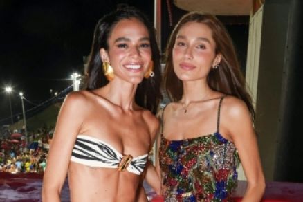 Bruna Marquezine e Sasha Meneghel em camarote em Salvador