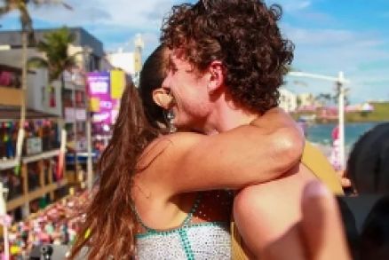 Shaw ainda se declarou ao p�blico, com a ajuda de Ivete, durante trio em Salvador