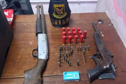 Na propriedade rural, os policiais apreenderam uma espingarda e uma garrucha, al�m de cartuchos