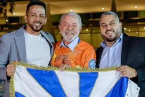 Globo perde audi�ncia com desfile de escola que fez homenagem a Lula