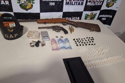 Armas, muni��es e drogas apreendidas com suspeito preso