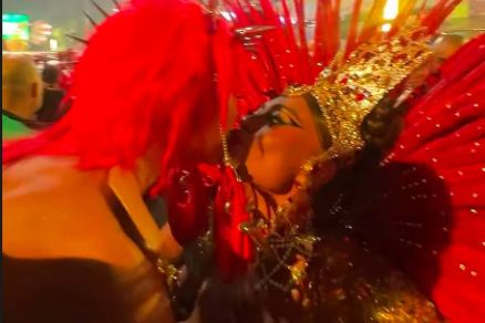 Sabrina Sato d� selinho em Juliana Paes