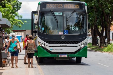 �nibus da linha 330 circulando por Cuiab� 