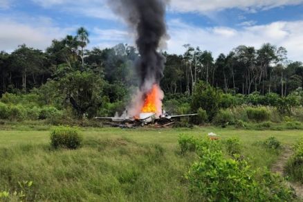 Aeronave sendo destru�da no distrito de Ram�n Castilla, no Peru, pr�ximo � fronteira com o Amazonas