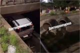Carro � atingido por tr�s e cai em c�rrego pr�ximo � Arena; v�deo 