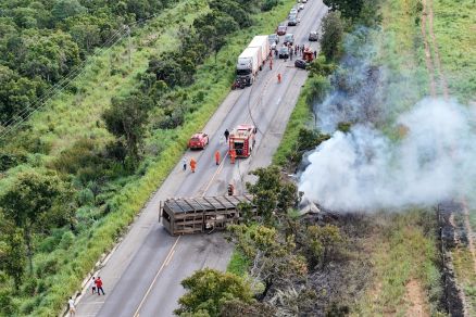 Imagem a�rea do local do acidente; uma pessoa morreu presa �s ferragens 