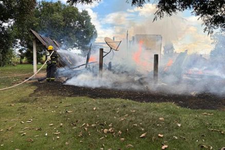 Casa ficou destru�da ap�s inc�ndio em Sinop; n�o houve feridos