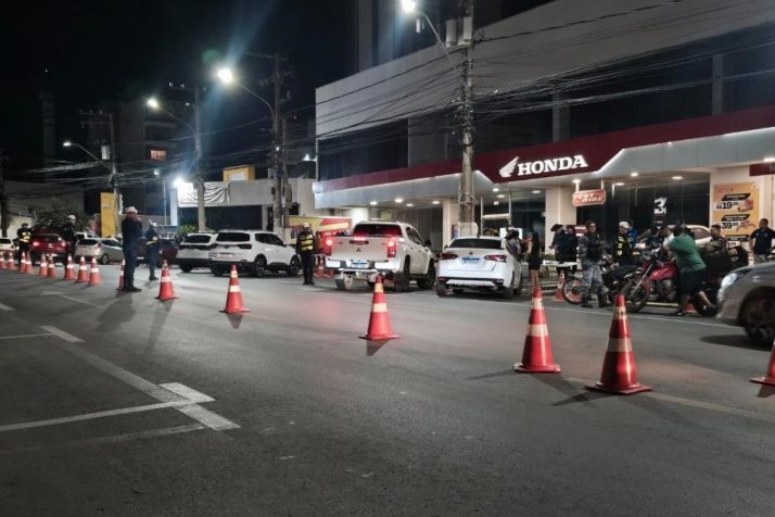 Pol�cia prende tr�s condutores por embriaguez na Isaac P�voas