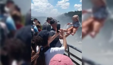 Beb� foi colocado para fora da grade de prote��o para a foto 