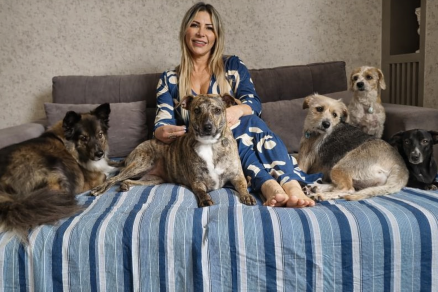 psic�loga Marimar Michels e os seis cachorros adotados