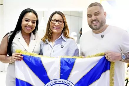 A primeira-dama, Janja da Silva, durante visita � escola de samba Acad�micos de Niter�i