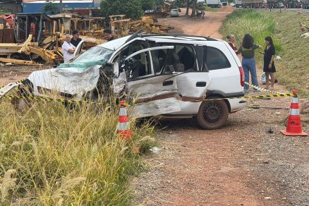 Um dos ve�culos envolvidos no acidente que matou dois na BR-364