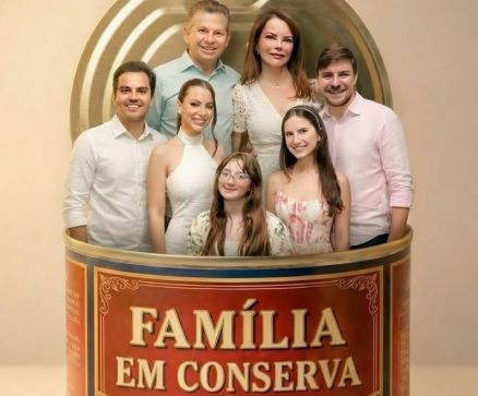 Primeira-dama reage � ala de escola de samba com publica��o no Instagram