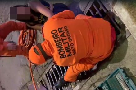 O Corpo de Bombeiros precisou resgatar uma mulher na noite desta sexta-feira 