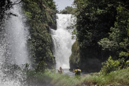 Banhista tirando foto na cachoeira da Fuma�a, em Jaciara 