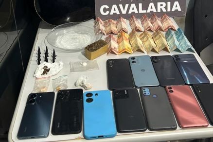 Drogas, dinheiro e celulares apreendidos durante abordagem 