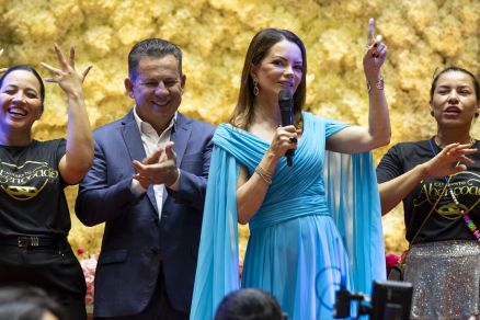 O casal Mauro e Virginia Mendes, no Casamento Aben�oado (Foto: Tonico Pinheiro/Secom)