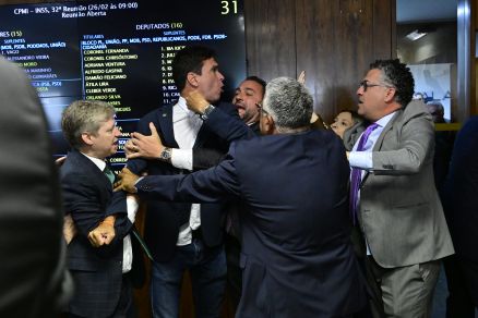 Parlamentares se agrediram em sess�o desta quinta-feira