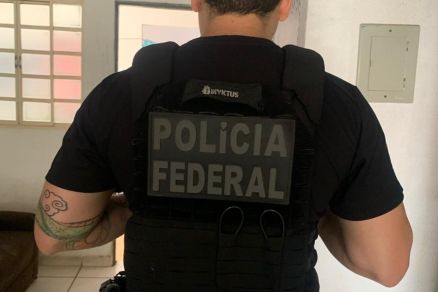 Policial federal durante cumprimento de mandado em Sinop 