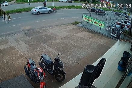 Momento em que moto � atingido por Corolla em V�rzea Grande