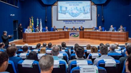 Conselheiro aposentado Valter Albano apresentou os resultados das mesas t�cnicas do TCE-MT em evento sobre consensualismo realizado no TCE-MS