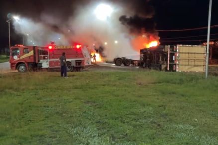 Carreta carregada com cavaco tomou e pegou fogo 