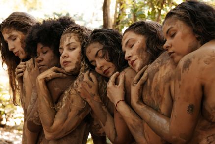 Com dramaturgia de Fernanda Ara�jo, o espet�culo nasce de pesquisas sobre mitos e lendas conduzidas pelas narrativas afro-brasileiras