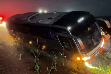 �nibus tombou no canteiro central da BR-163