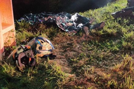 Motociclista morreu ap�s ignorar curva e colidir contra poste de ilumina��o p�blica 