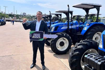 O deputado federal Coronel Assis, durante entrega dos tratores