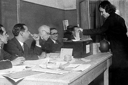 Uma mulher vota pela primeira vez na se��o da Rua das Laranjeiras, em maio de 1933