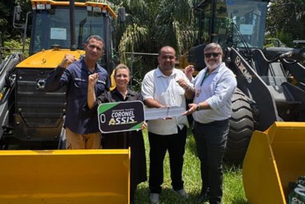 Deputado federal Coronel Assis durante entrega de tratores