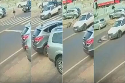 Momento em que idosa foi atropelada ao tentar atravessar a rua 