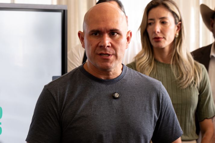 Abilio critica reajuste autom�tico de contrato da gest�o Emanuel