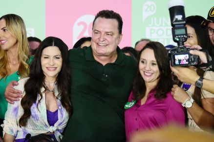 Presidente da AL, deputado Max Russi, filiou 28 prefeitos, como a esposa Andr�ia (� esquerda); presidente Renata Abreu prestigiou ato