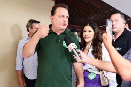 O deputado estadual Max Russi chegou no evento ao lado da esposa, Andreia Russi, prefeita de Jaciara