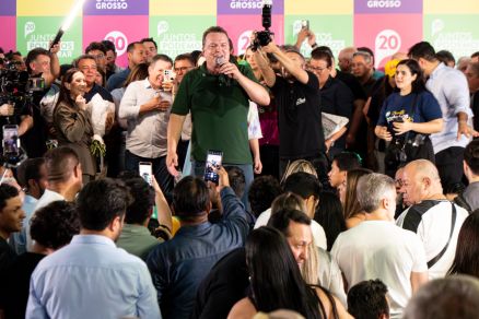 O deputado estadual Max Russi chegou no evento ao lado da esposa, Andreia Russi, prefeita de Jaciara